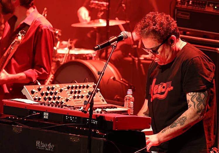 Imagen principal - &#039;El Pelusa&#039; del rock le marca un gol al Kursaal