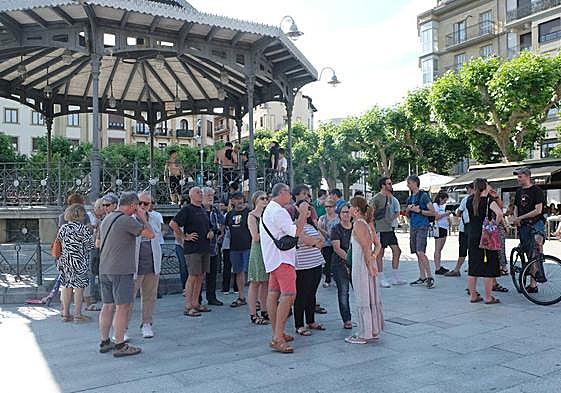 Concentración de ciudadanos en el quiosco de la plaza del Ensanche.