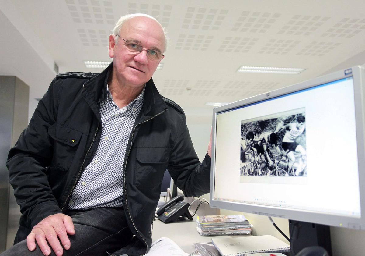 Txomin Perurena en una visita a las instalaciones de El Diario Vasco donde observa una foto de archivo en la que empuja a Luis Ocaña.