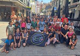 Escolares que han hecho sus montes con sus medallas en el Día del Finalista.