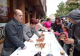 No faltarán los pintxos y el vino, todo un clásico del arranque festivo.