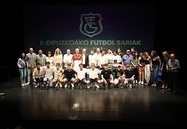 Fotos de familia de todos los reconocidos por la Fedreación Guipuzcoana de Fútbol en el acto que se celebró en el Centro Bastero de Andoain.