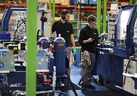 Trabajadores de una empresa industrial guipuzcoana.
