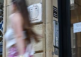 La sede de Los Corcones se ubica en la céntrica calle Bergara de la capital guipuzcoana.