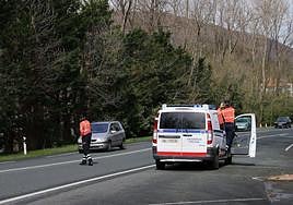 Una patrulla de la Ertzaintza, en Hondarribia.