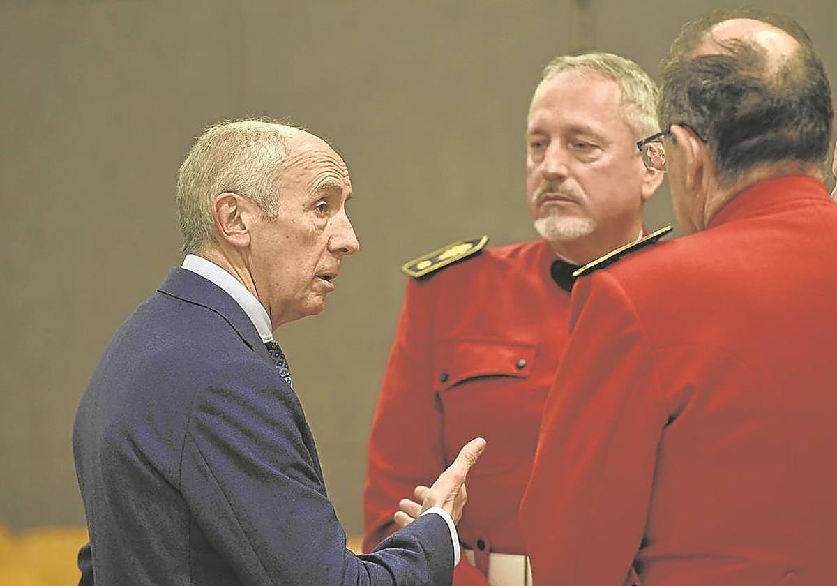 El vicelehendakari, Josu Erkoreka, saluda a dos ertzainas.