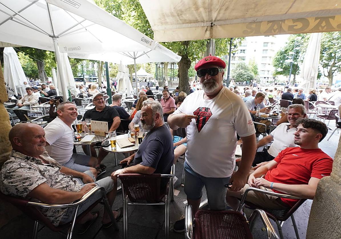Aficionados franceses, en una terraza donostiarra este viernes.