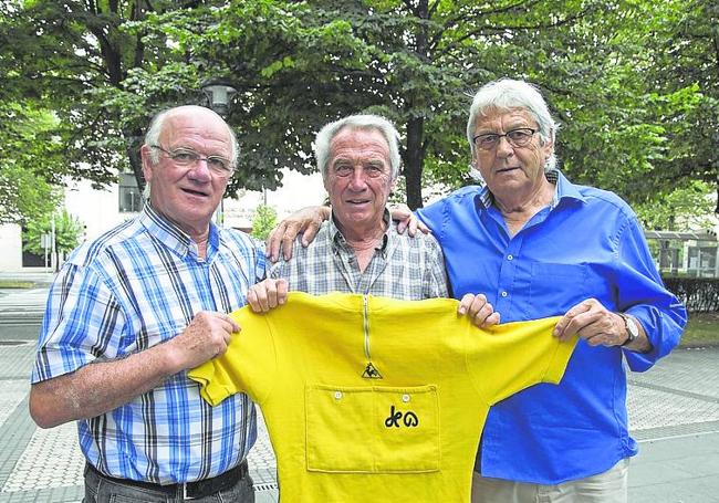 Perurena, con José Mari Errandonea y Ramón Mendiburu en na de sus comidas periódicas, sujetando el maillot amarillo del Tour.