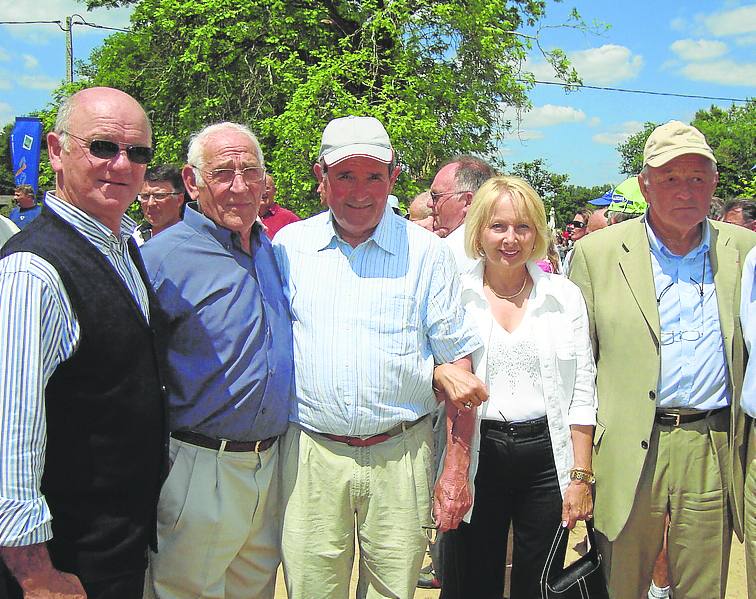 Perurena y Luis Otaño, en la capilla de Notre Dame de los ciclistas, con Anglade, la viuda de Ocaña y Jean Mari Leblanc.