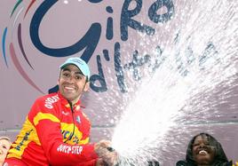 2006. El irundarra celebra su triunfo de etapa en el Giro, en el Passo San Pellegrino.