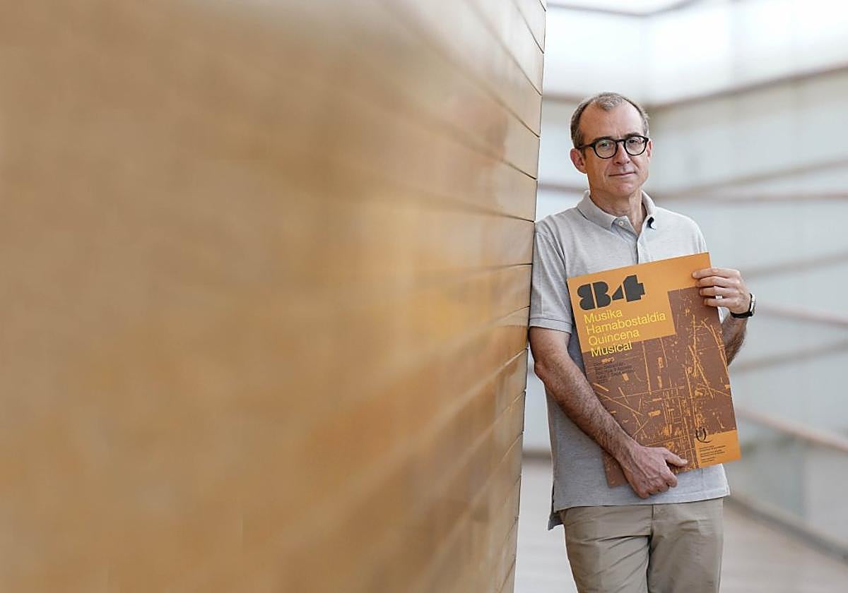 Patrick Alfaya posa con el cartel de la 84 Quincena Musical en el foyer del Kursaal.