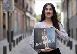 La artista donostiarra posa con su vinilo en una calle de Madrid, donde actualmente reside