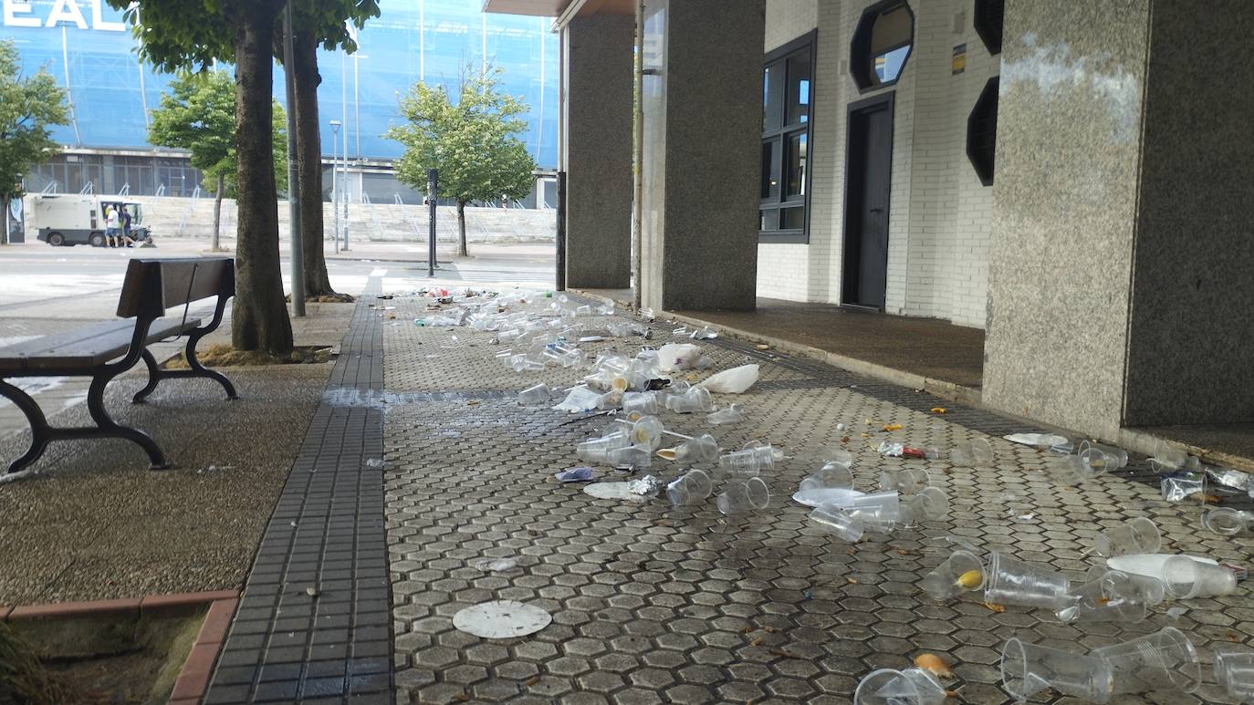 Estado de la calle cerca del estadio de Anoeta a primera hora de la mañana.