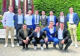 Pelotaris de Baiko y Aspe posan en la boda de Erik Jaka.