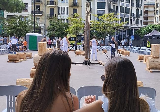 Herri Kirolak esta mañana en la plaza Cataluña de Gros.
