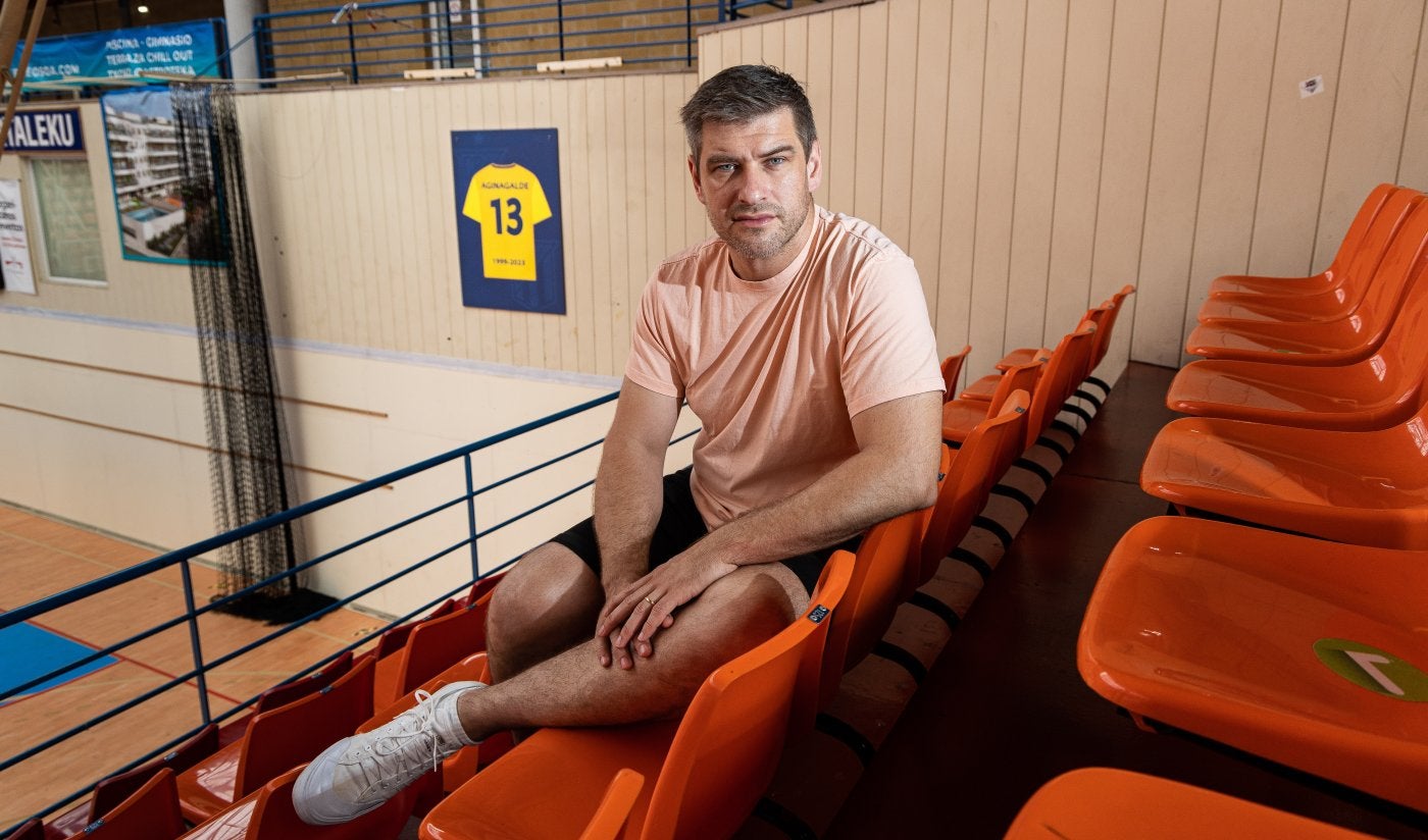 Julen Aginagalde en la grada de Artaleku junto al gran número 13 de su camiseta que quedará colgado para siempre en la pared.