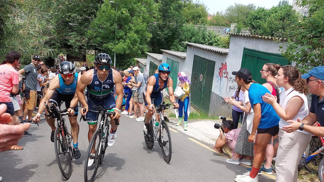 Buen ambiente en Zarautz en el triatlón