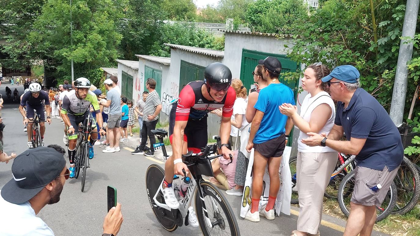Buen ambiente en Zarautz en el triatlón