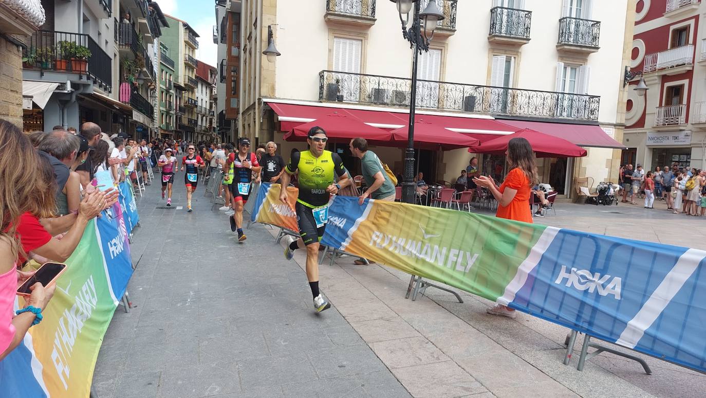 Buen ambiente en Zarautz en el triatlón
