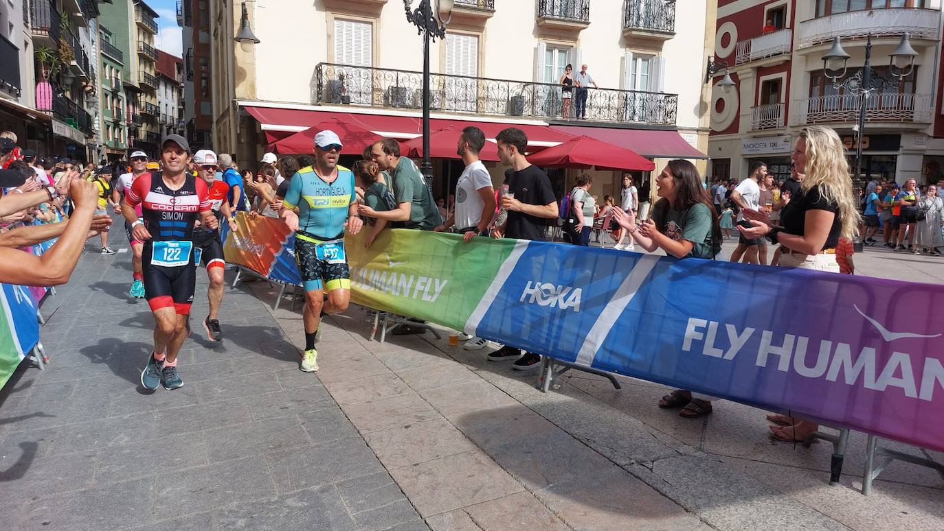 Buen ambiente en Zarautz en el triatlón