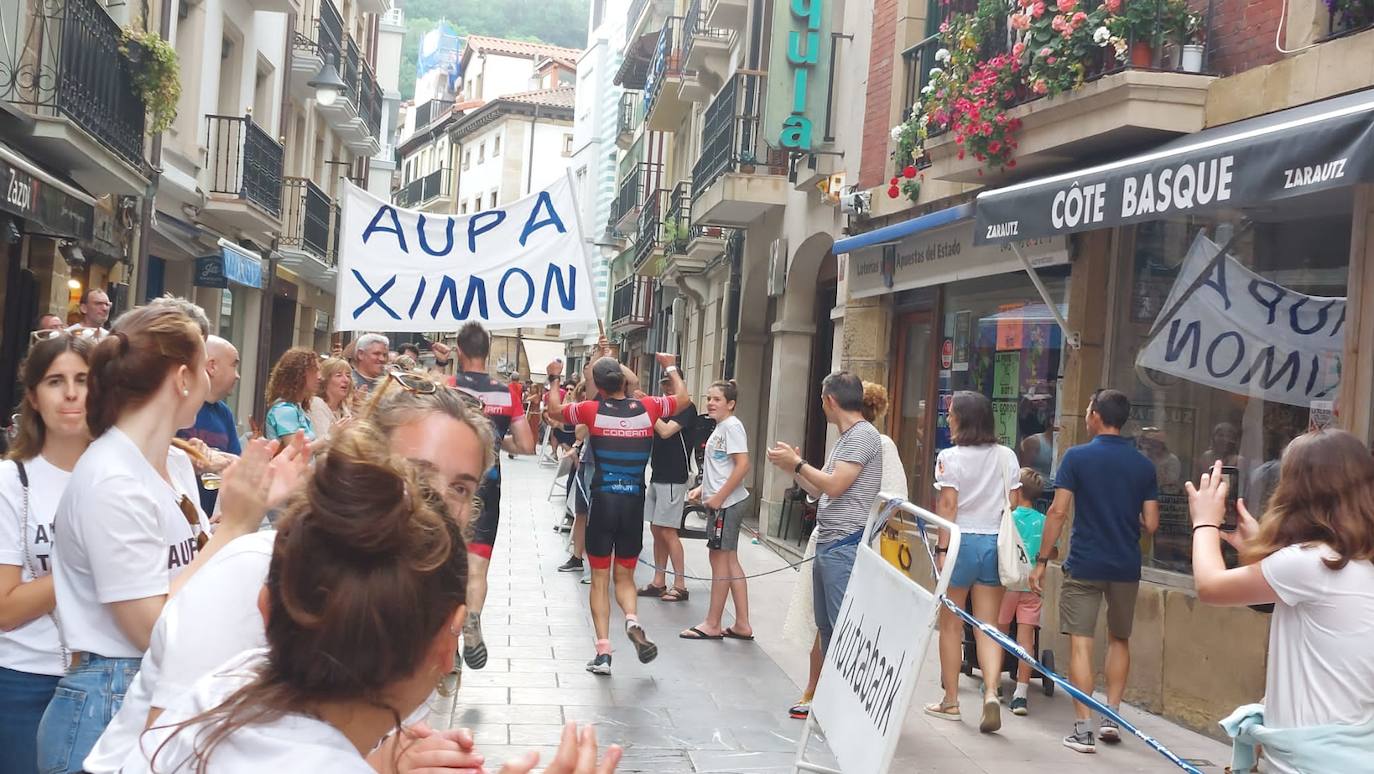 Buen ambiente en Zarautz en el triatlón