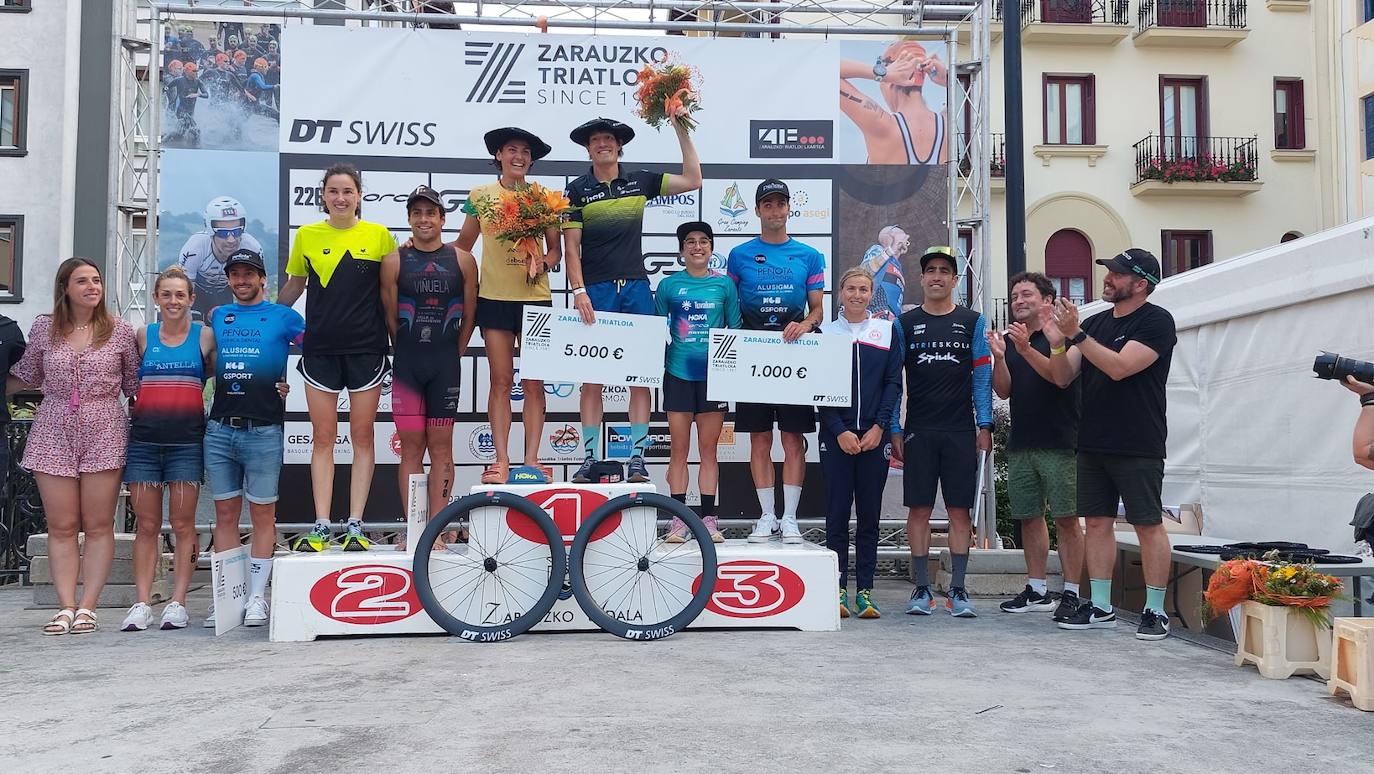 Buen ambiente en Zarautz en el triatlón