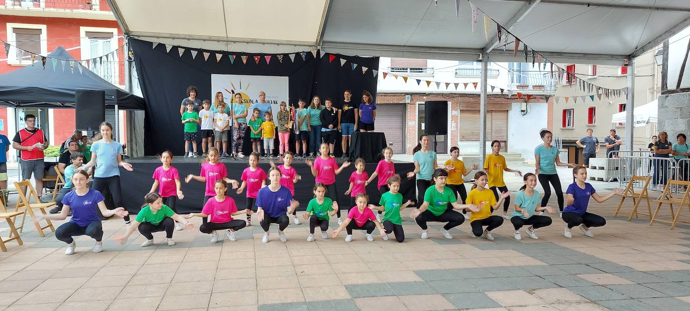 Eskola Txikien garrantzia aldarrikatu dute Lizartzan