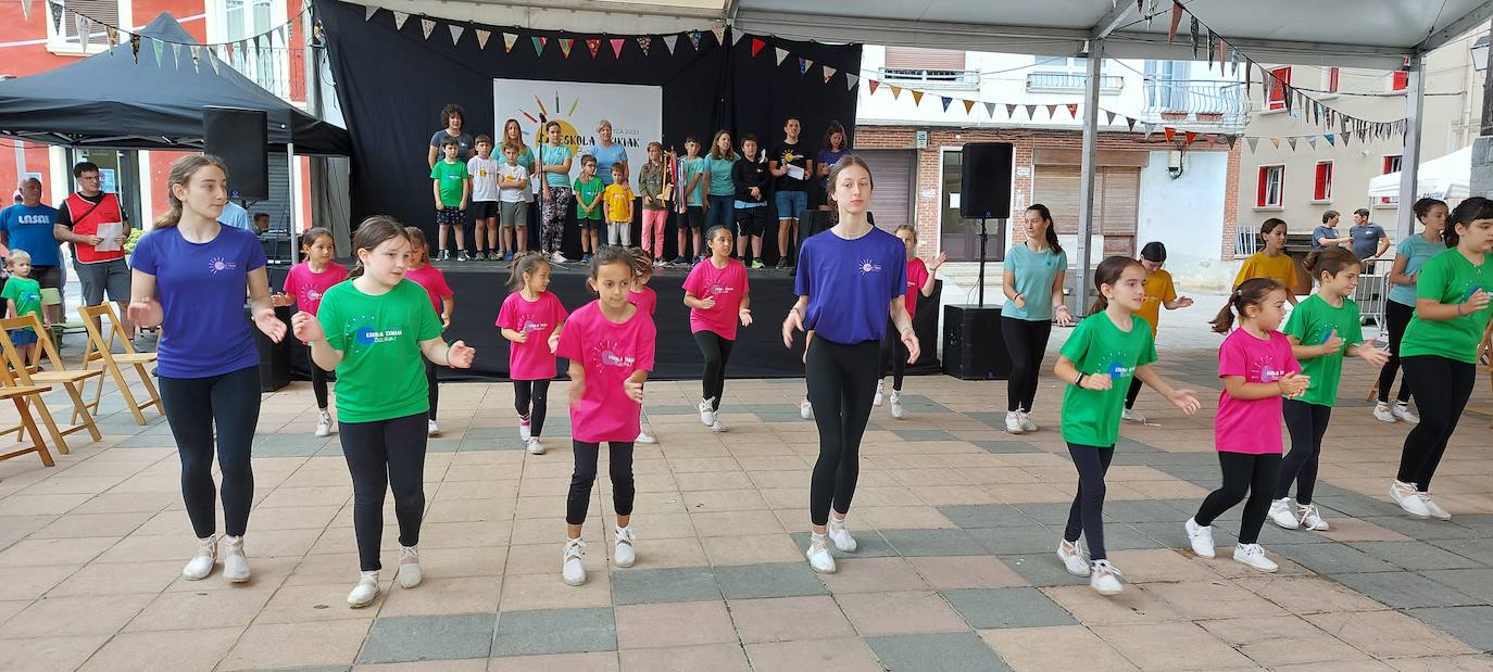 Eskola Txikien garrantzia aldarrikatu dute Lizartzan