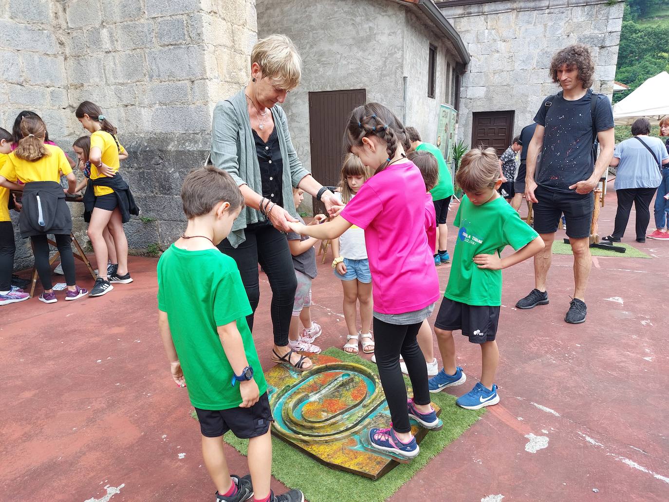 Eskola Txikien garrantzia aldarrikatu dute Lizartzan