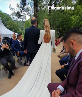 Imagen secundaria 2 - Detalle del ramo de la novia y de la espalda del vestido y su larguísimo faldón.