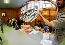 Miembros de una mesa electoral se disponen a contar los votos en las pasadas elecciones del 28 de mayo.