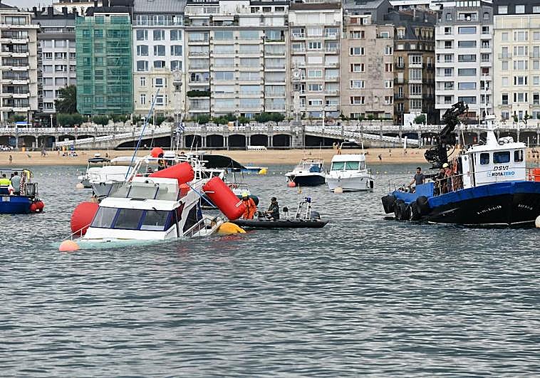 Labores de reflotamiento del barco hundido esta mañana en la bahía de la Concha.