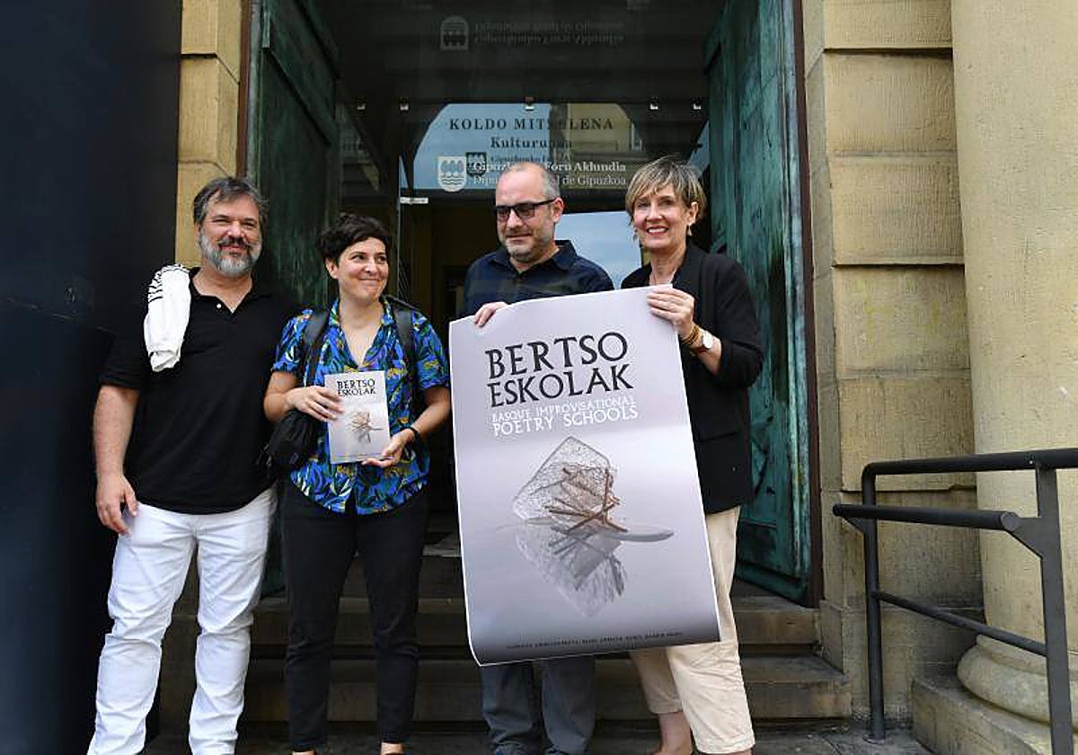 Xabier Irujo, Miren Artetxe, Iñaki Arrieta eta Larraitz Ariznabarreta liburuaren aurkezpen ekitaldian.