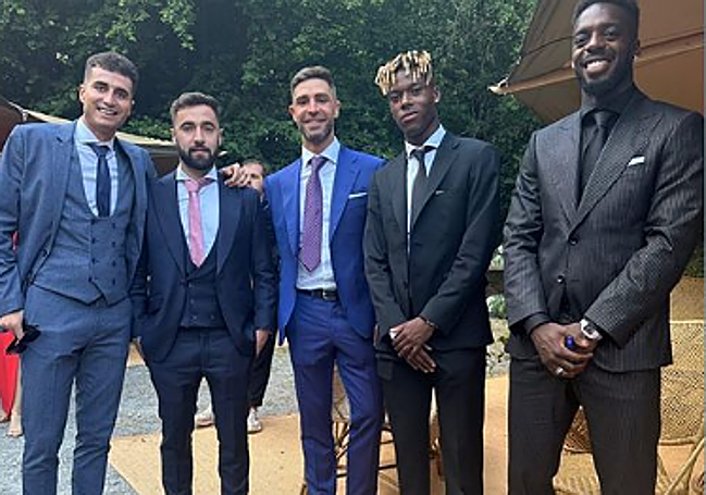 Foto de la cuadrilla durante la ceremonia con Morcillo, Unai López, Yeray y los hermanos Williams.