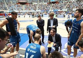Lolo Encinas da instrucciones a sus jugadores en un partido.