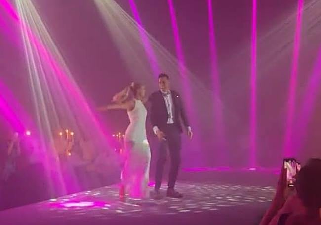 El segundo vestido de la novia, también de Eder, tenía bordado de cristales y un cuello halter.