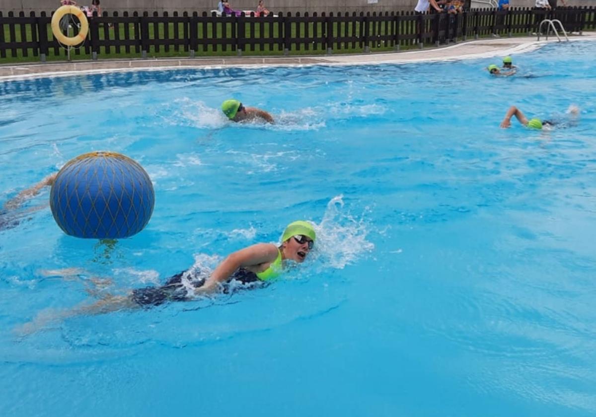 Participantes del triatlón en el segmento a nado.