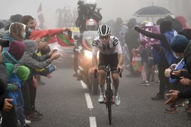 El suizo Marc Hirschi, ascendiendo el Soudet en 2020, última vez que el Tour ha superado el puerto.