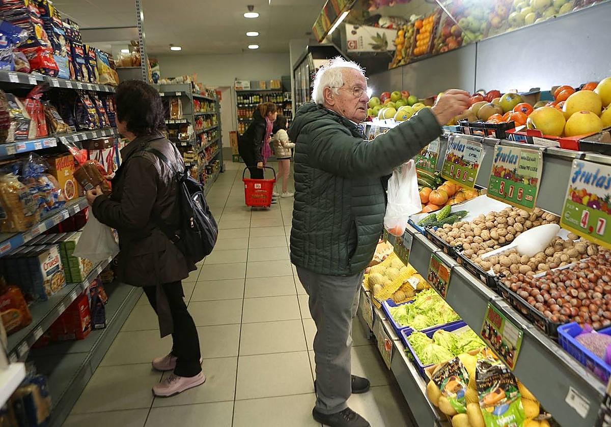 Varios consumidores hacen la compra en un supermercado en Irun.