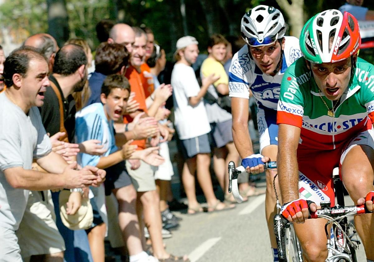 El público animando a los ciclistas en la subida a Jaizkibel en una carrera anterior.