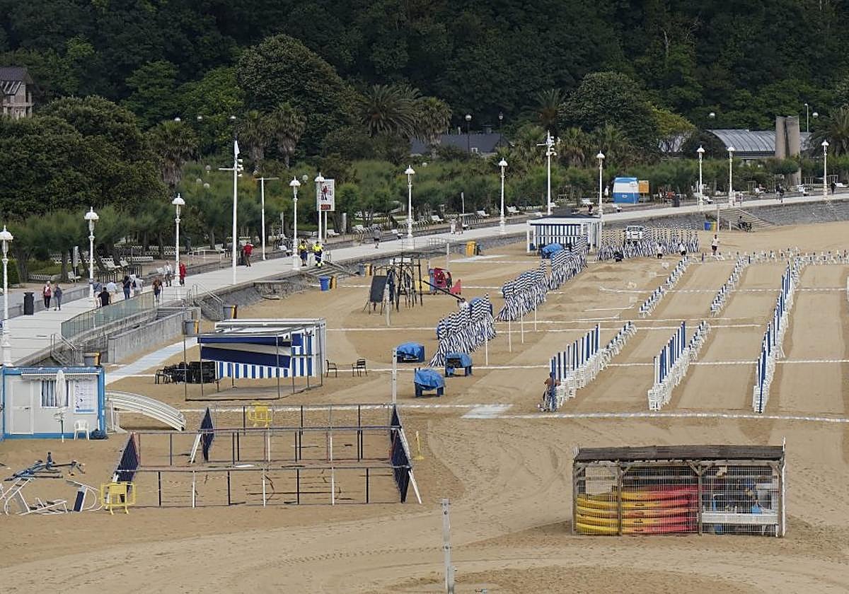 Las carpas y toldos de la playa de Ondarreta, con la torre de vigilancia del socorrista entre los postes.