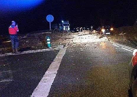 Imagen secundaria 1 - Reabren la N-121-A tras permanecer cortada por un desprendimiento en Sunbilla