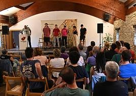 Saats Karasatorre, saioko irabazlea, azken agurra kantatzen.