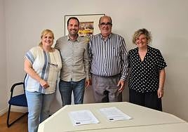 Teresa Santana (Elkarrekin Podemos), Andoni Alvarez (EH Bildu), Pepe Iparraguirre (Elkarrekin Podemos) y Marta Lasa (EH Bildu) durante la firma del acuerdo para la investidura realizado en la tarde de este miércoles.