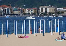 Postes para toldos ya instalados en la playa de Ondarreta.