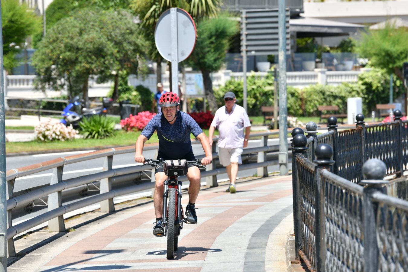 La playa de Zarautz vuelve a ser apta para el baño