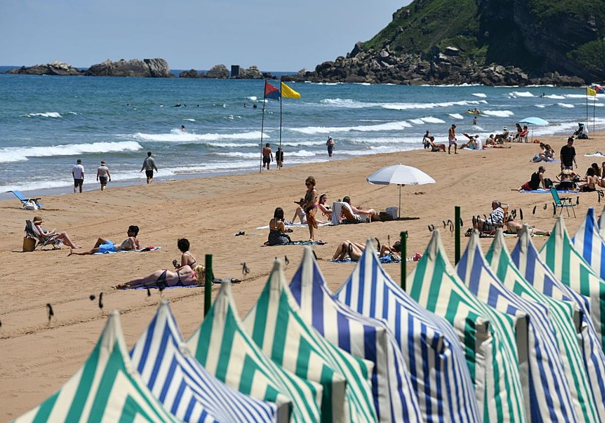 La playa de Zarautz vuelve a ser apta para el baño