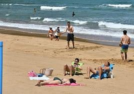 Los bañista disfrutaban ya este jueves de agradables temperaturas en la playa de Zarautz, en lo que es el anticipo de un fin de semana sofocante.