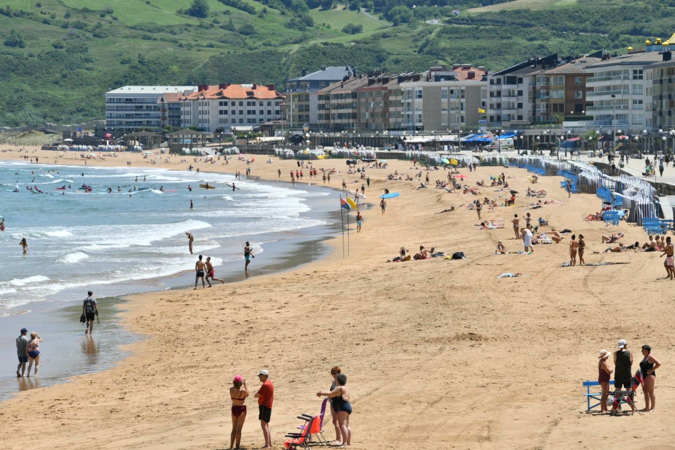 La playa de Zarautz vuelve a ser apta para el baño