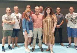 Componentes de la plataforma Azkoitia Bai tras la reunión de este jueves.